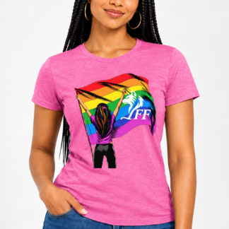 Femme portant le t-shirt noir FF Rainbow avec logo imprimé aux couleurs de l'arc-en-ciel